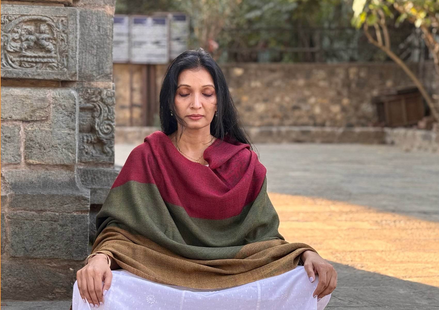 TRIPURA SUNDARI MEDITATION WRAP - 3 Colours - Green-Burgundy-Yellow - Esprit de l'Himalaya