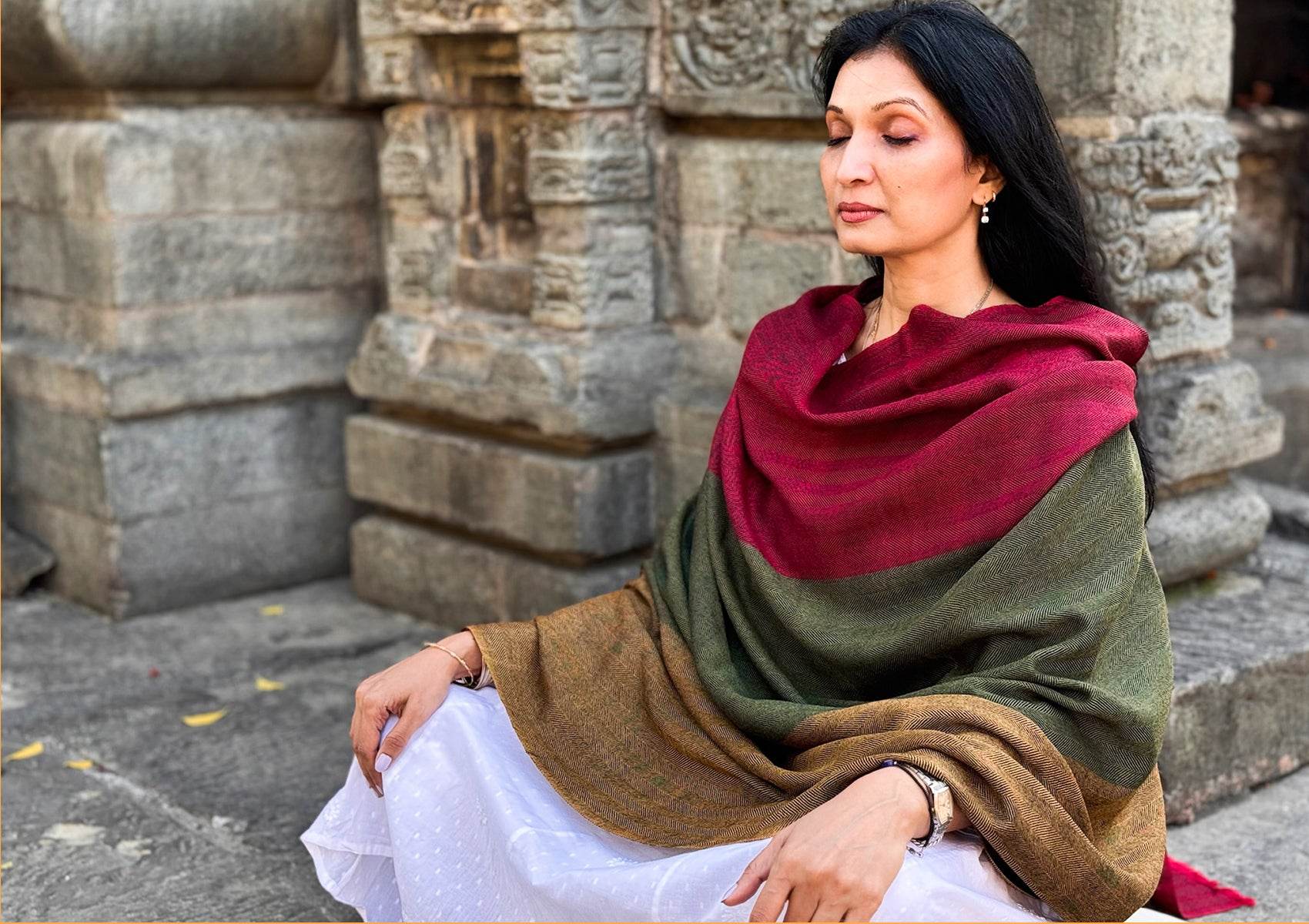 TRIPURA SUNDARI MEDITATION WRAP - 3 Colours - Green-Burgundy-Yellow - Esprit de l'Himalaya