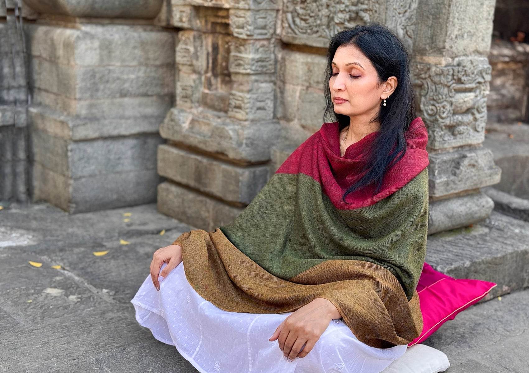 TRIPURA SUNDARI MEDITATION WRAP - 3 Colours - Green-Burgundy-Yellow - Esprit de l'Himalaya