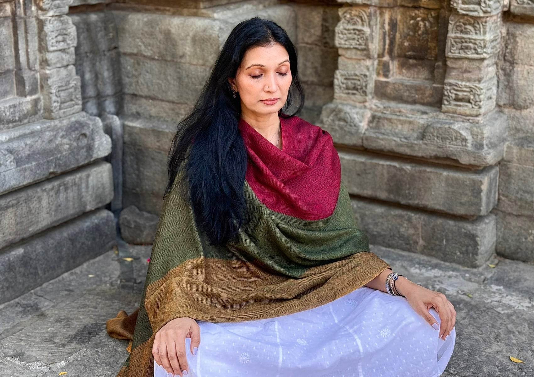 TRIPURA SUNDARI MEDITATION WRAP - 3 Colours - Green-Burgundy-Yellow - Esprit de l'Himalaya