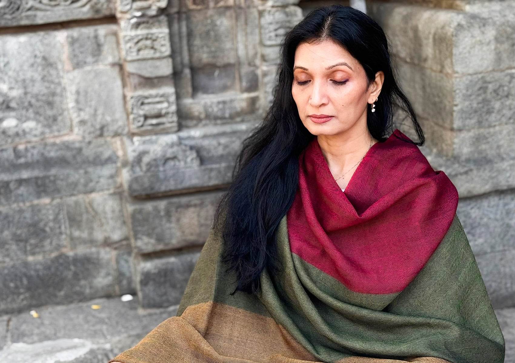 TRIPURA SUNDARI MEDITATION WRAP - 3 Colours - Green-Burgundy-Yellow - Esprit de l'Himalaya