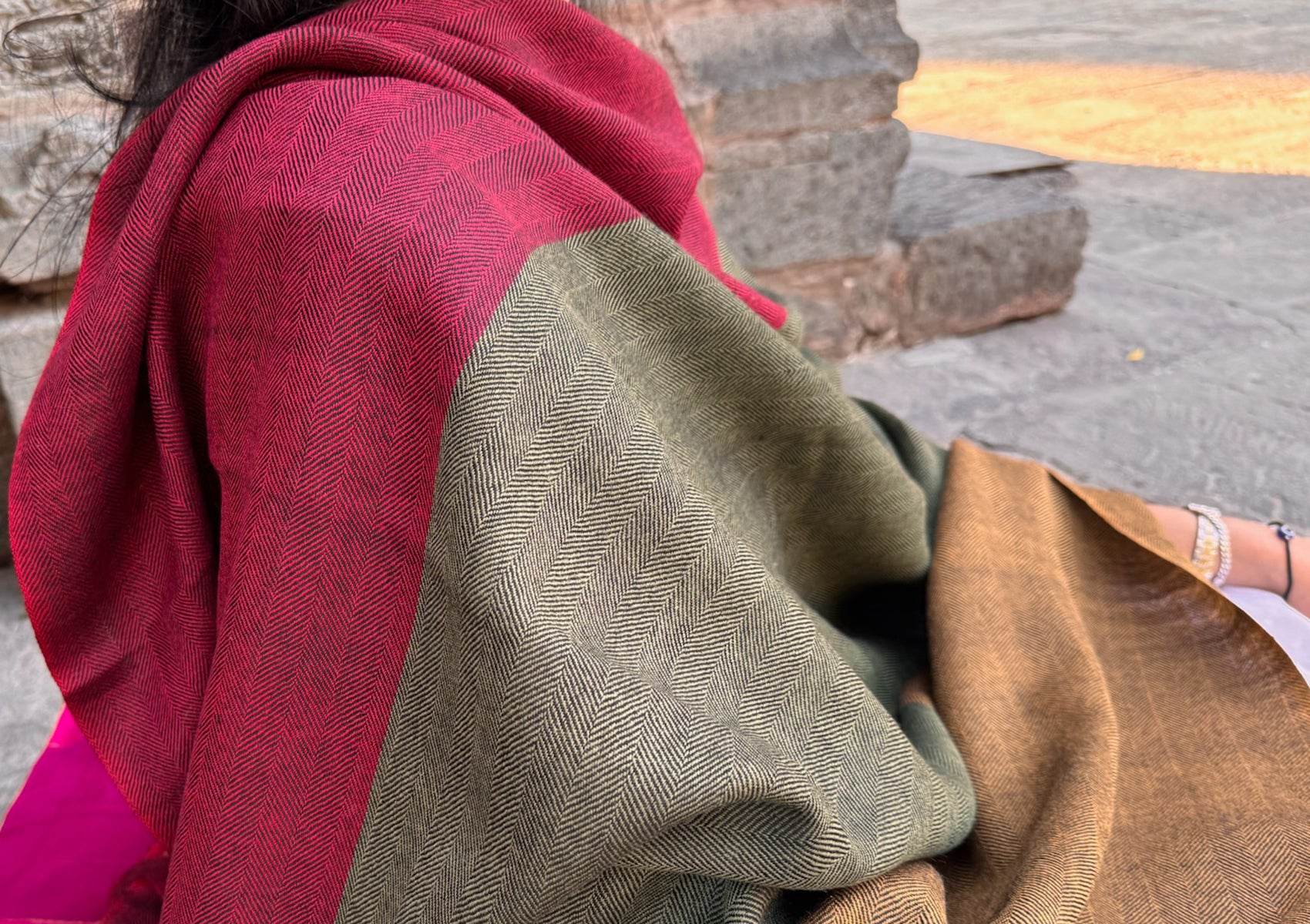 TRIPURA SUNDARI MEDITATION WRAP - 3 Colours - Green-Burgundy-Yellow - Esprit de l'Himalaya