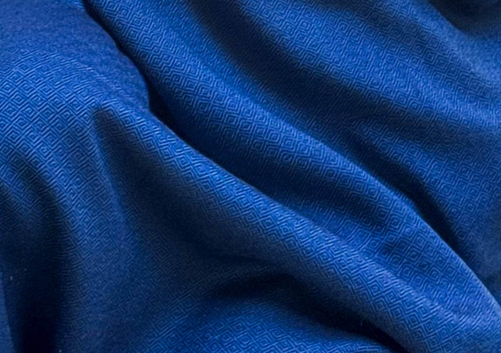 Châle DEVA bleu royal tissé à la main en laine mérinos, gros plan sur le motif en losange raffiné.