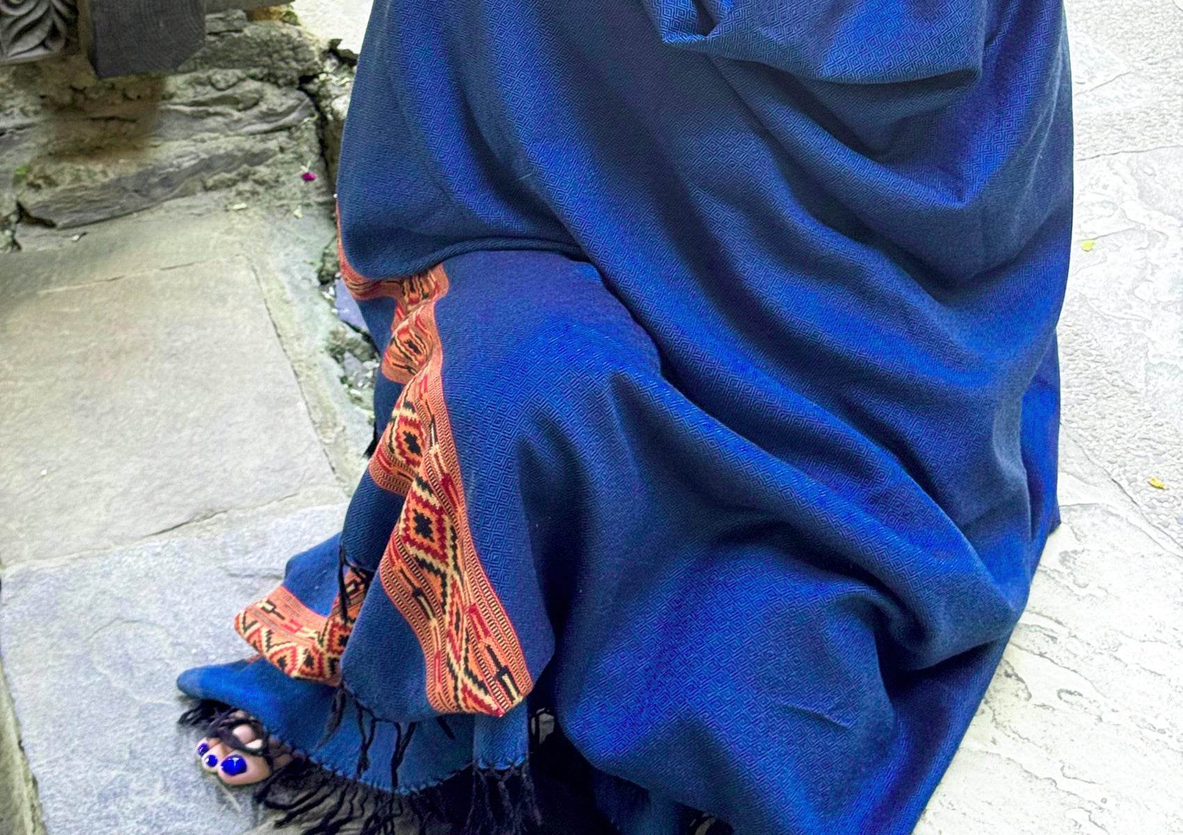 Châle de méditation DEVA bleu royal en laine mérinos, déployé pour révéler le motif ethnique himalayen
