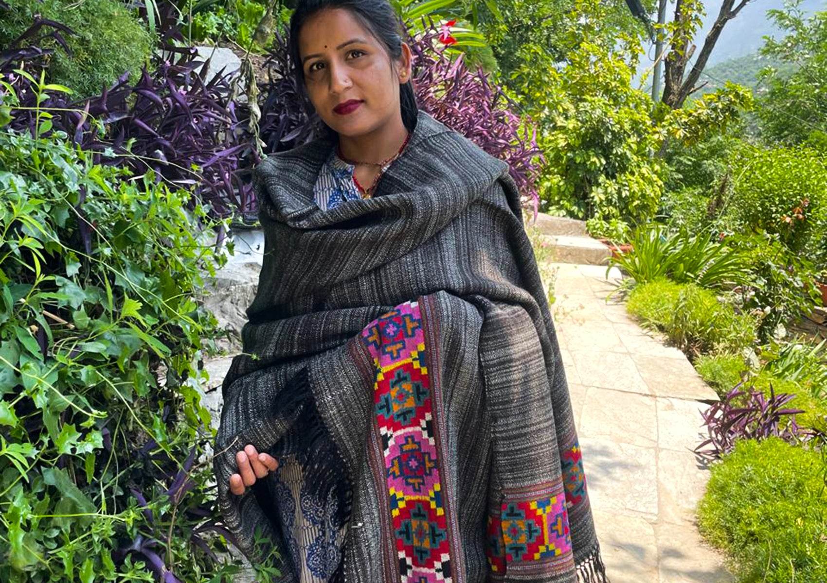 GIRISH Gulab: Rare Yak Wool Shawl | Hand-Woven Colourful Border | Himalayan Wrap - Esprit de l'Himalaya