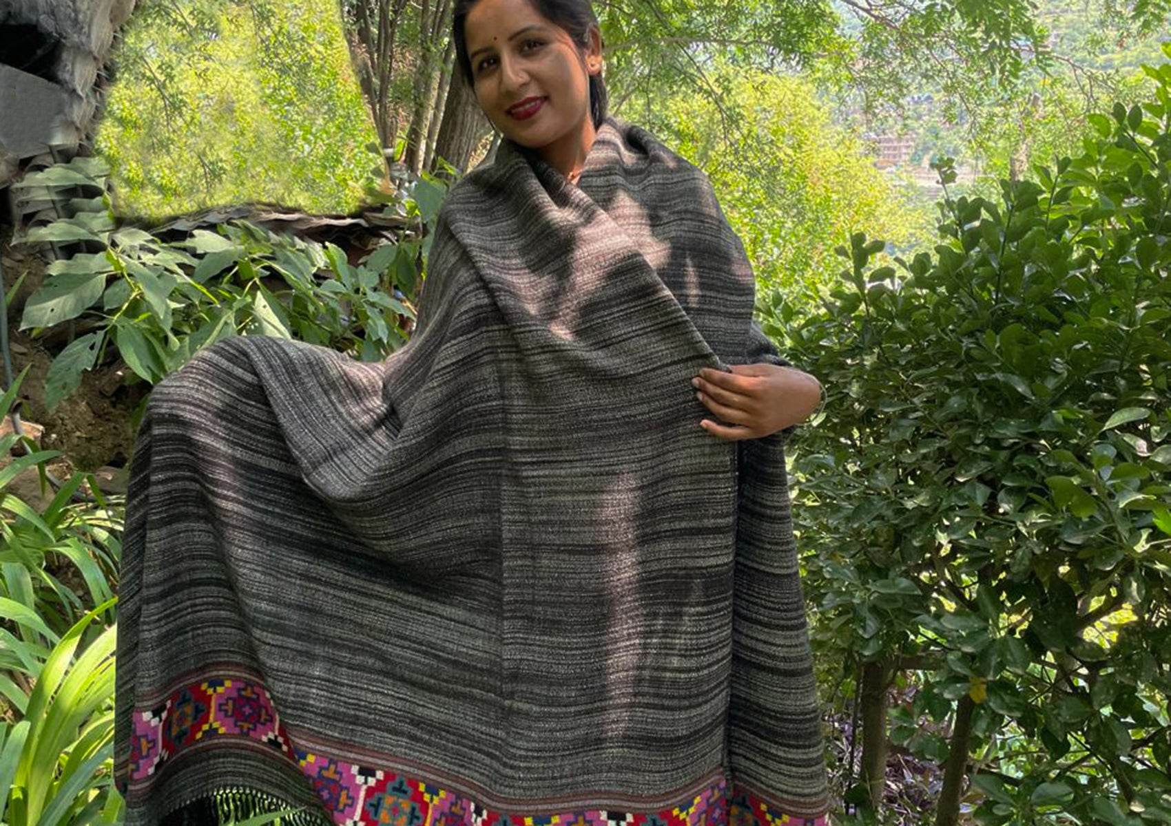 GIRISH Gulab: Rare Yak Wool Shawl | Hand-Woven Colourful Border | Himalayan Wrap - Esprit de l'Himalaya