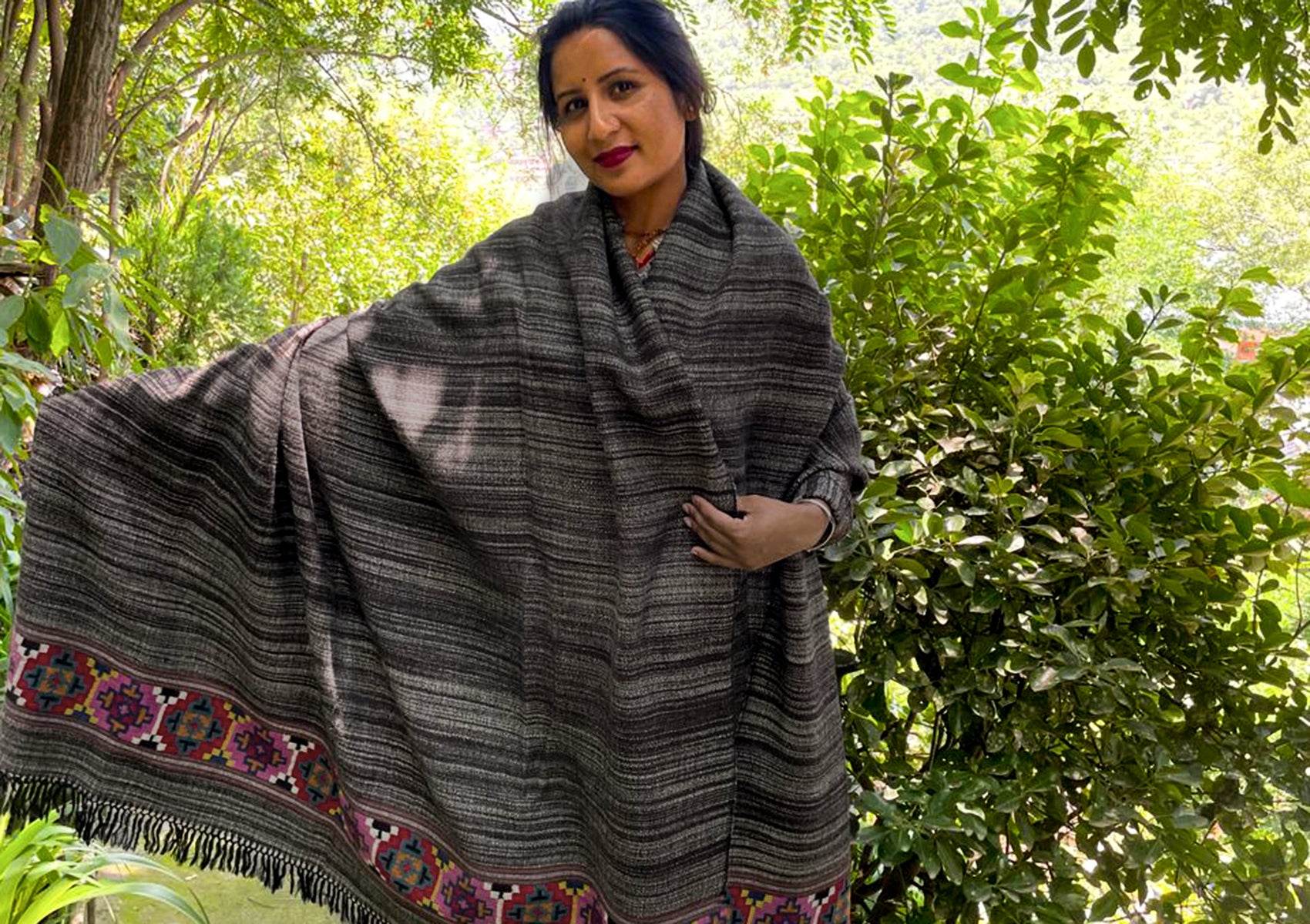 GIRISH Gulab: Rare Yak Wool Shawl | Hand-Woven Colourful Border | Himalayan Wrap - Esprit de l'Himalaya