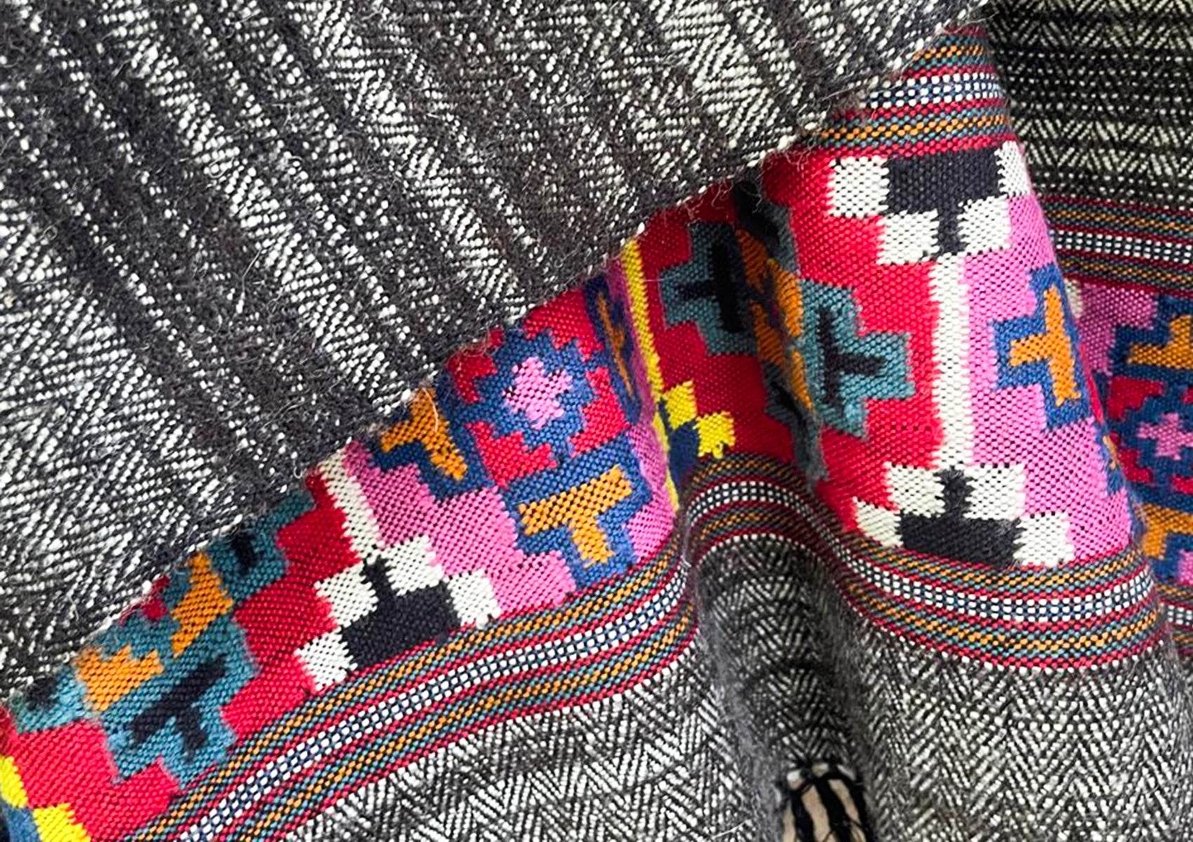 GIRISH Gulab: Rare Yak Wool Shawl | Hand-Woven Colourful Border | Himalayan Wrap - Esprit de l'Himalaya