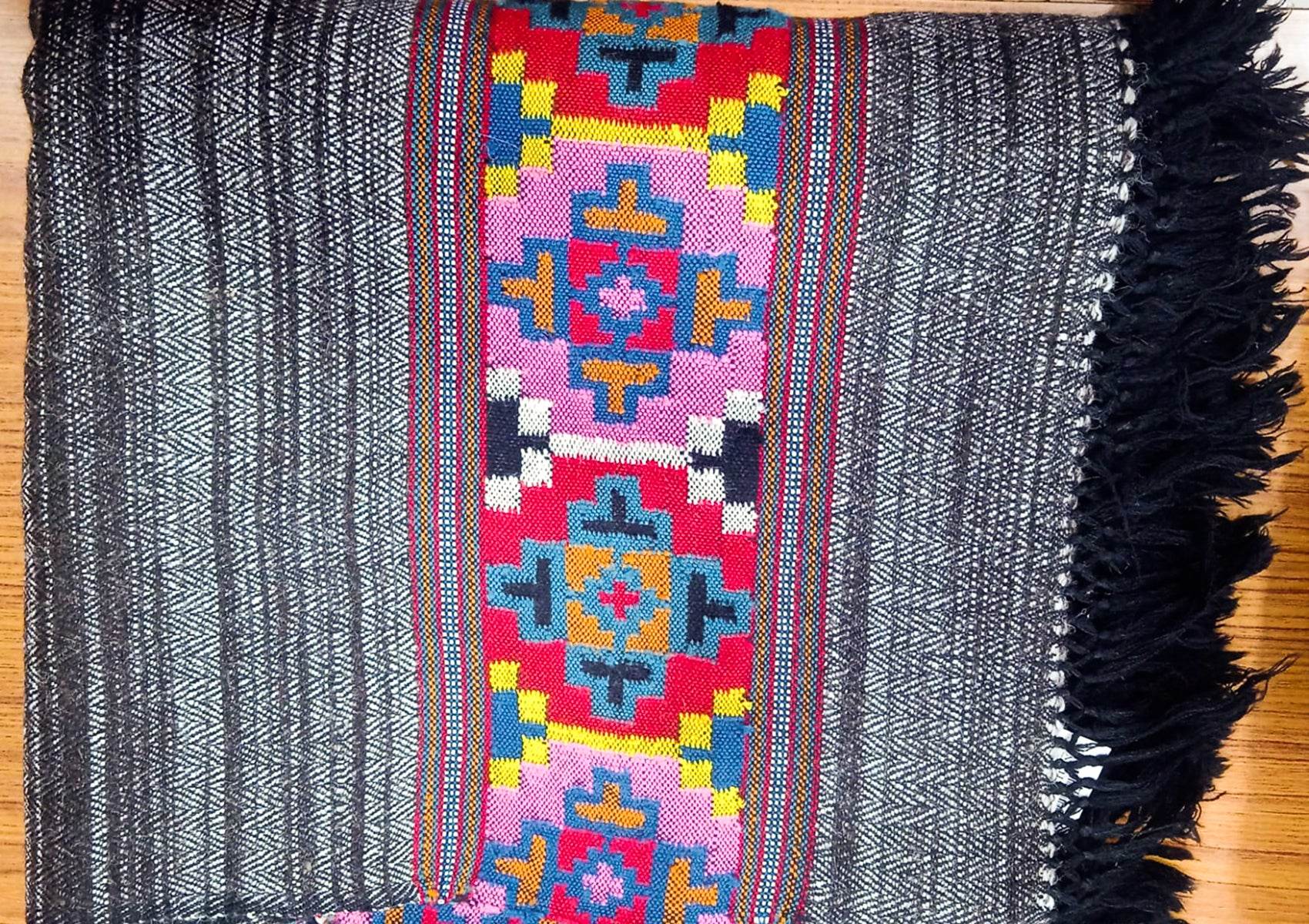 GIRISH Gulab: Rare Yak Wool Shawl | Hand-Woven Colourful Border | Himalayan Wrap - Esprit de l'Himalaya
