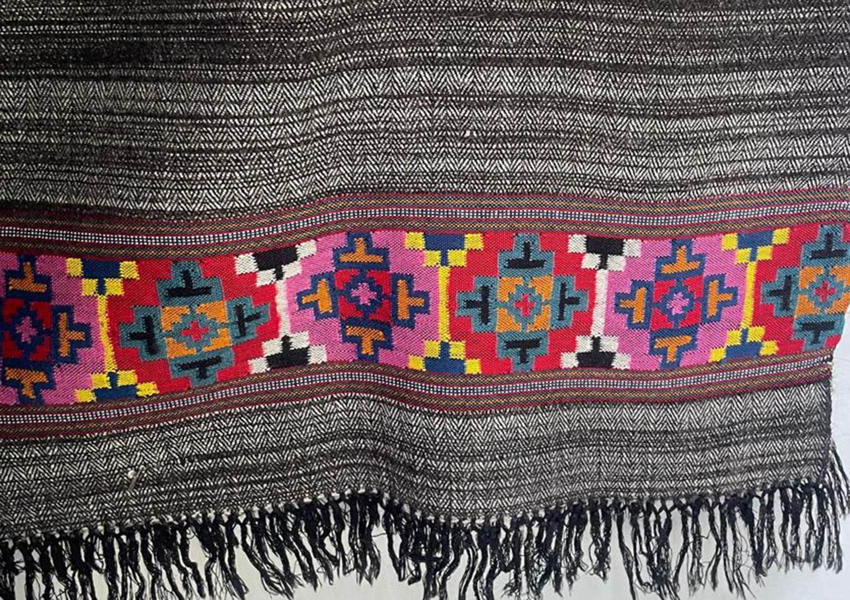 GIRISH Gulab: Rare Yak Wool Shawl | Hand-Woven Colourful Border | Himalayan Wrap - Esprit de l'Himalaya
