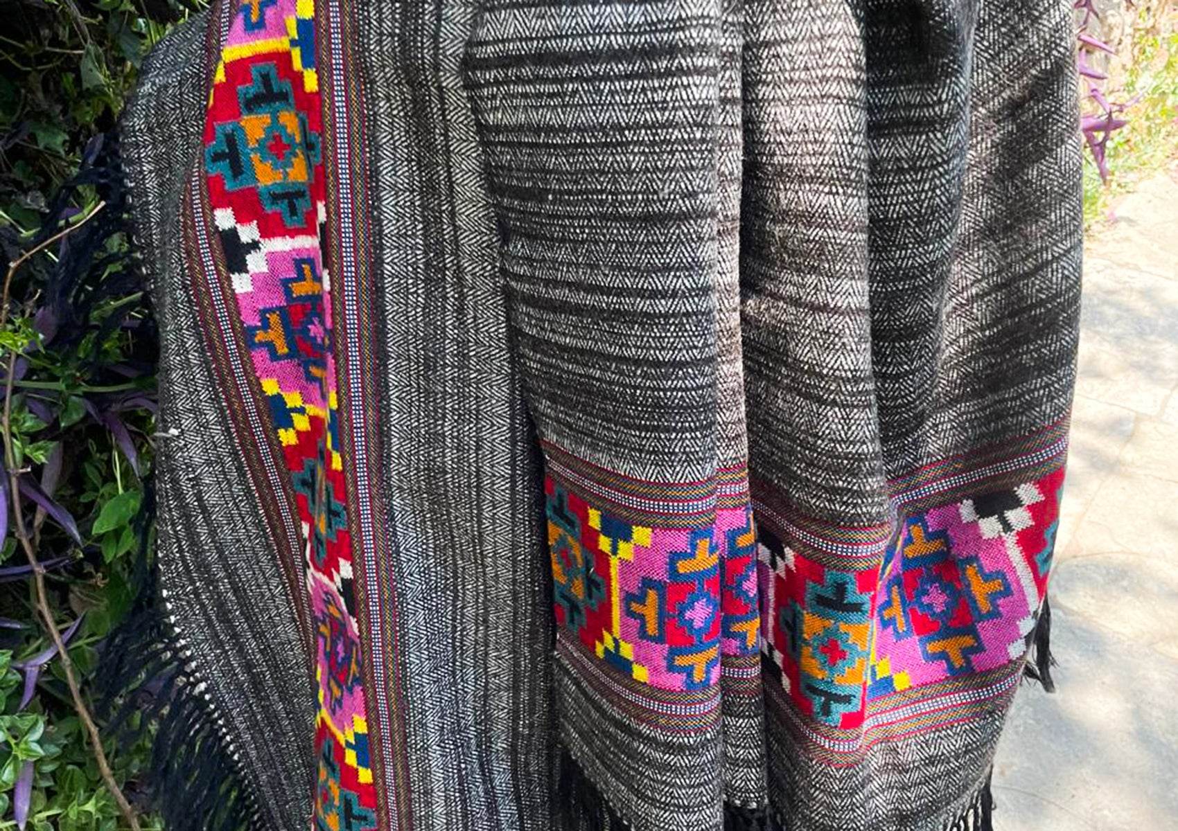 GIRISH Gulab: Rare Yak Wool Shawl | Hand-Woven Colourful Border | Himalayan Wrap - Esprit de l'Himalaya