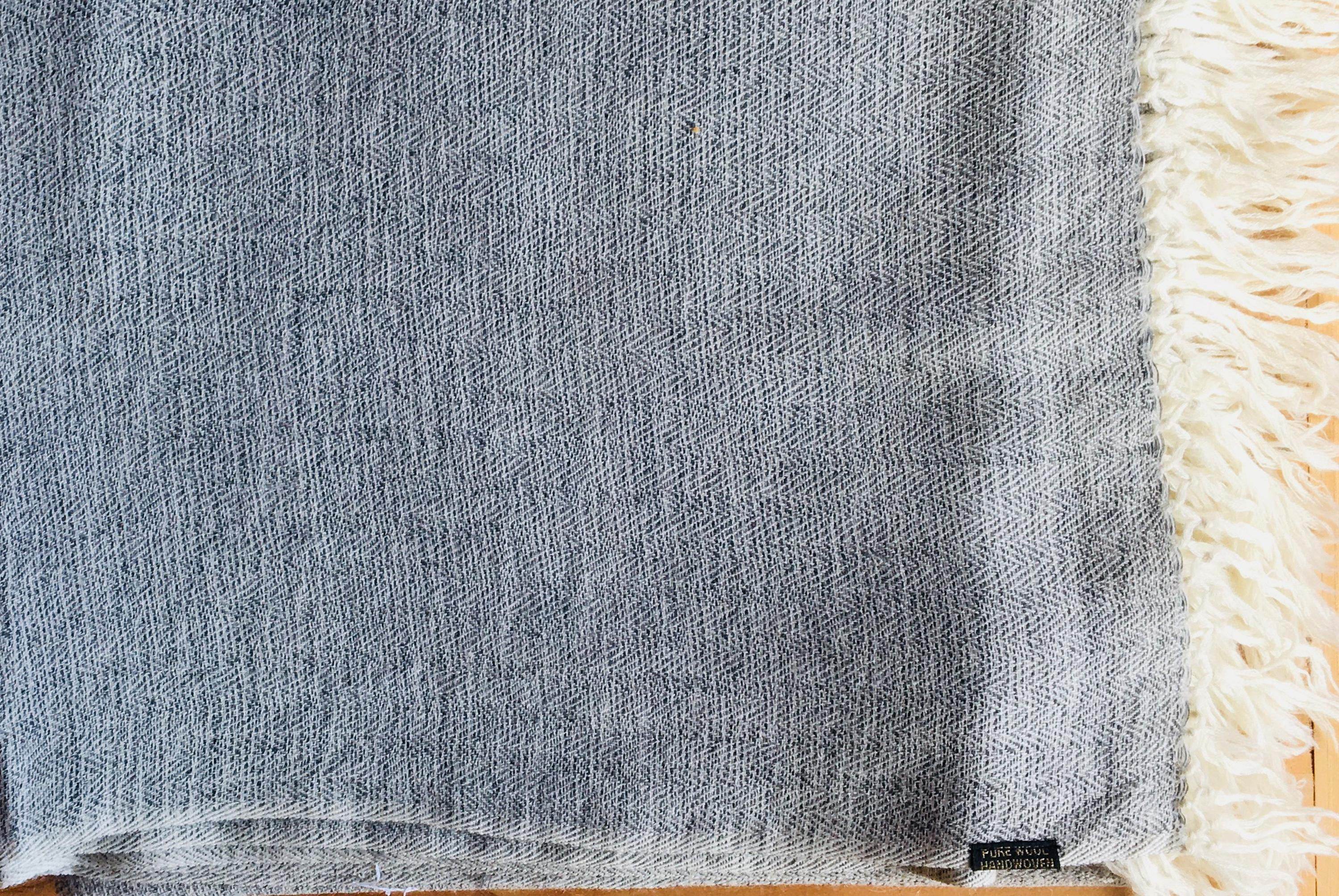 PRIYAM - Wool Large Meditation Shawl - Light Grey - Esprit de l'Himalaya