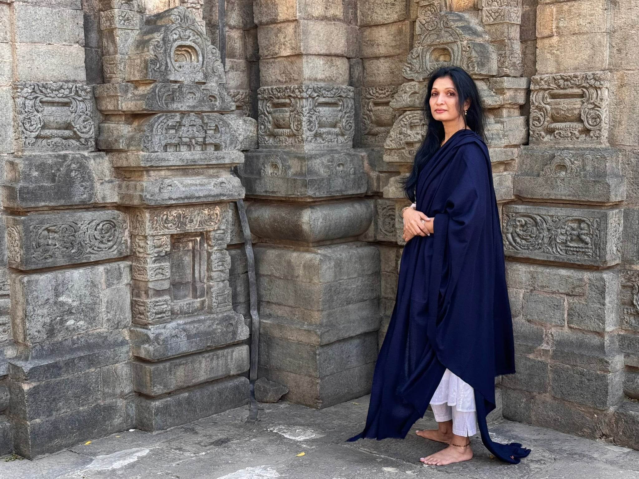 SHUNYATA – Fine Merino Wool & Silk Shawl | Meditation Wrap | Navy Blue - Esprit de l'Himalaya
