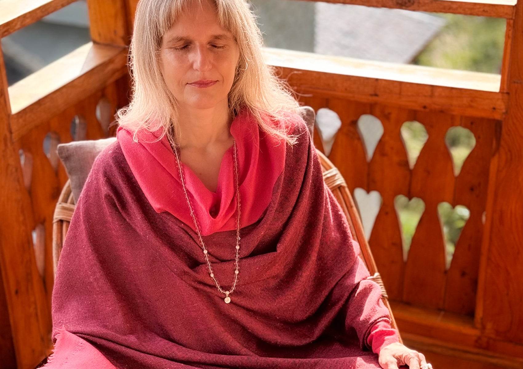ISHWAR - Handwoven Large Meditation Shawl - Coral - Esprit de l'Himalaya