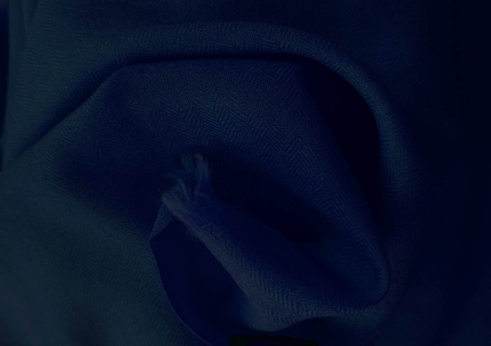 Detail of the Lama large meditation blanket in navy blue wool, soft texture.
