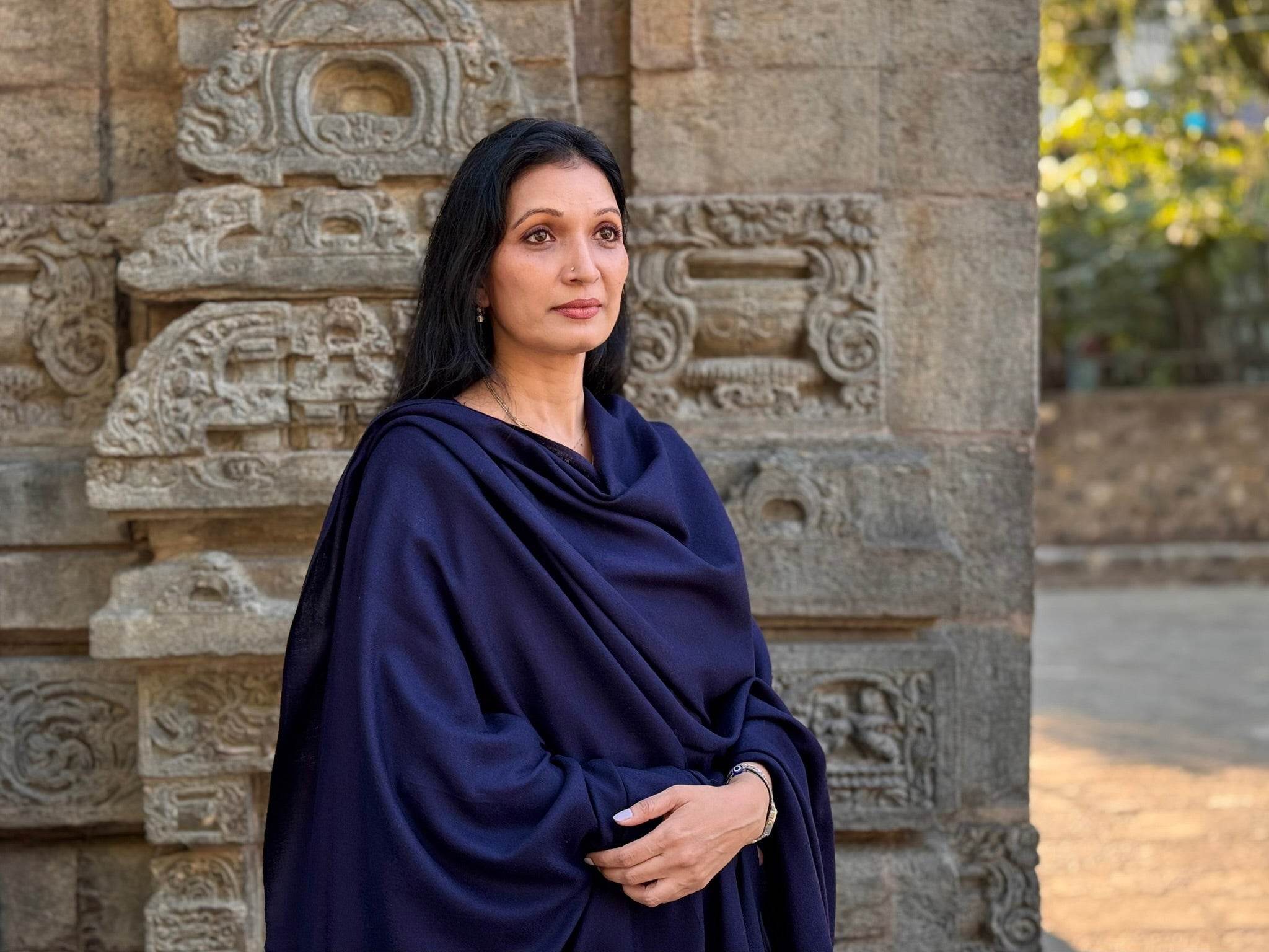 SHUNYATA – Fine Merino Wool & Silk Shawl | Meditation Wrap | Navy Blue - Esprit de l'Himalaya