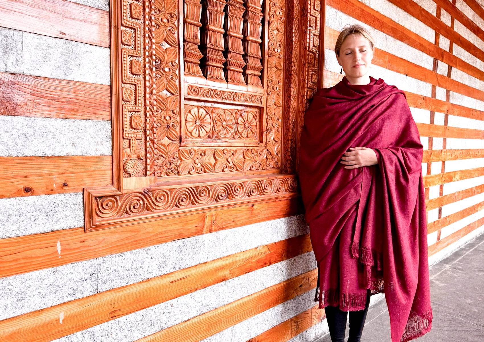 SAKSHI Different - Raw Peace Silk Large Meditation Shawl - Dark Burgundy - Esprit de l'Himalaya