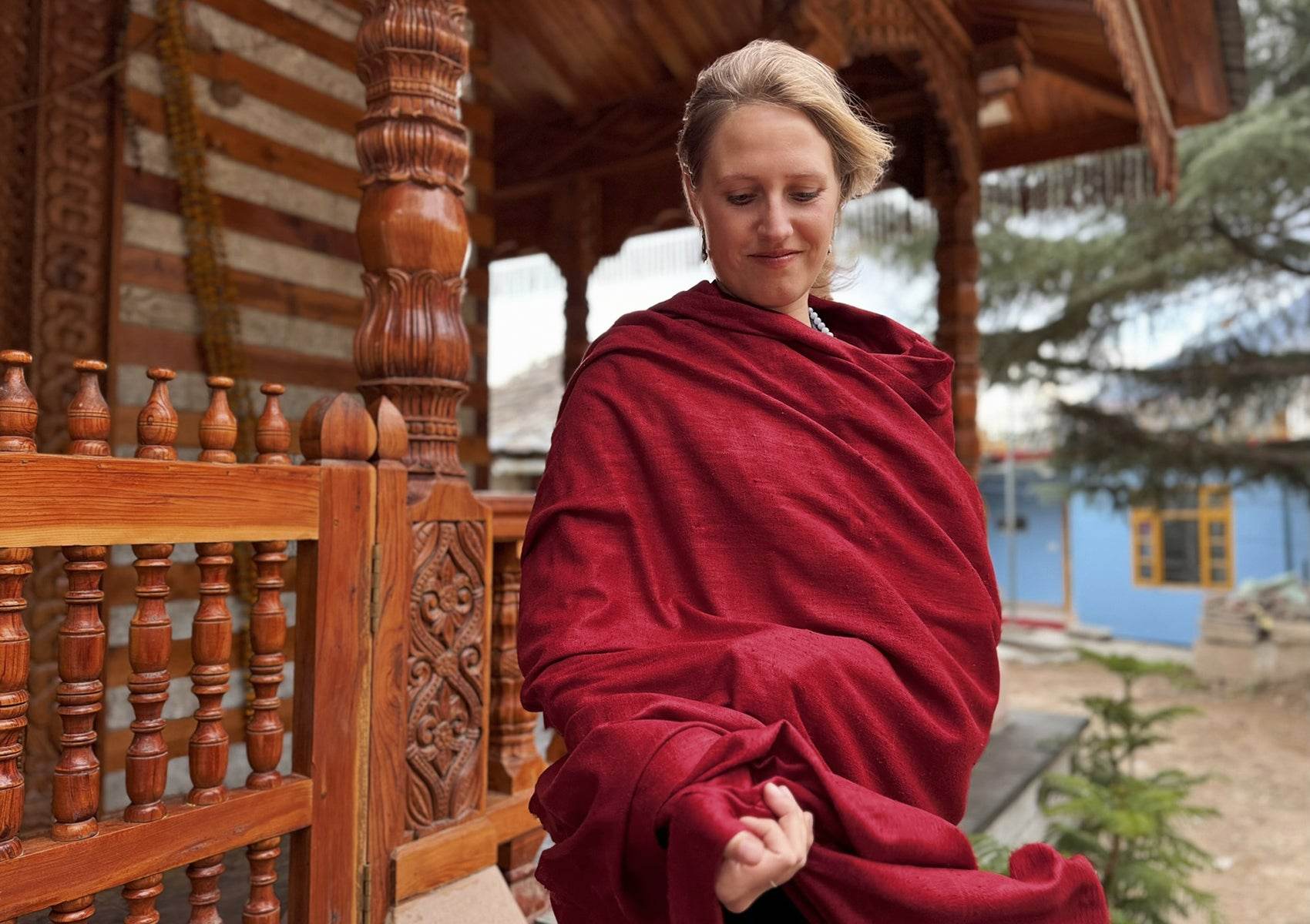 SAKSHI Different Meditation Shawl – Ahimsa Silk - Vegan, Hypoallergenic - Burgundy - Esprit de l'Himalaya