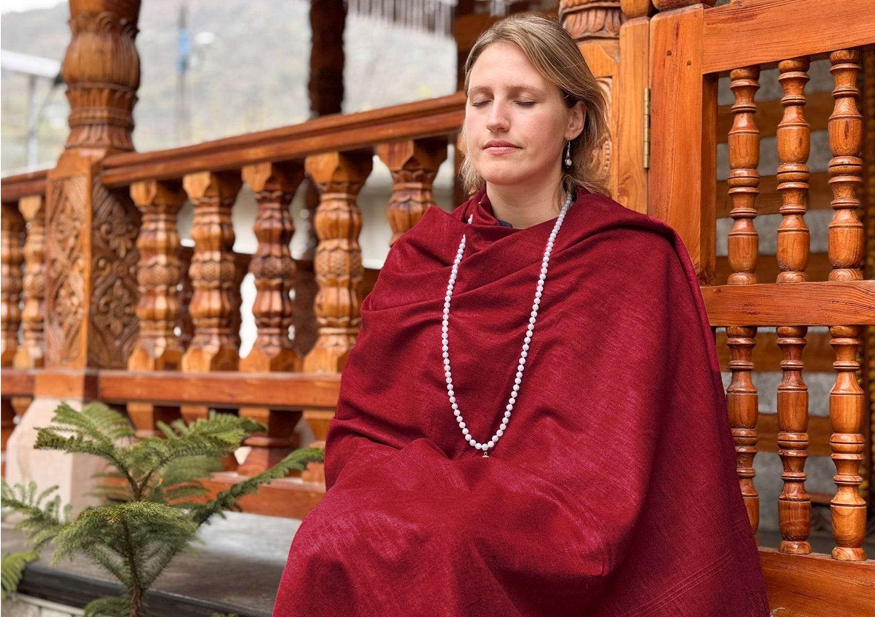 SAKSHI Different Meditation Shawl – Ahimsa Silk - Vegan, Hypoallergenic - Burgundy - Esprit de l'Himalaya