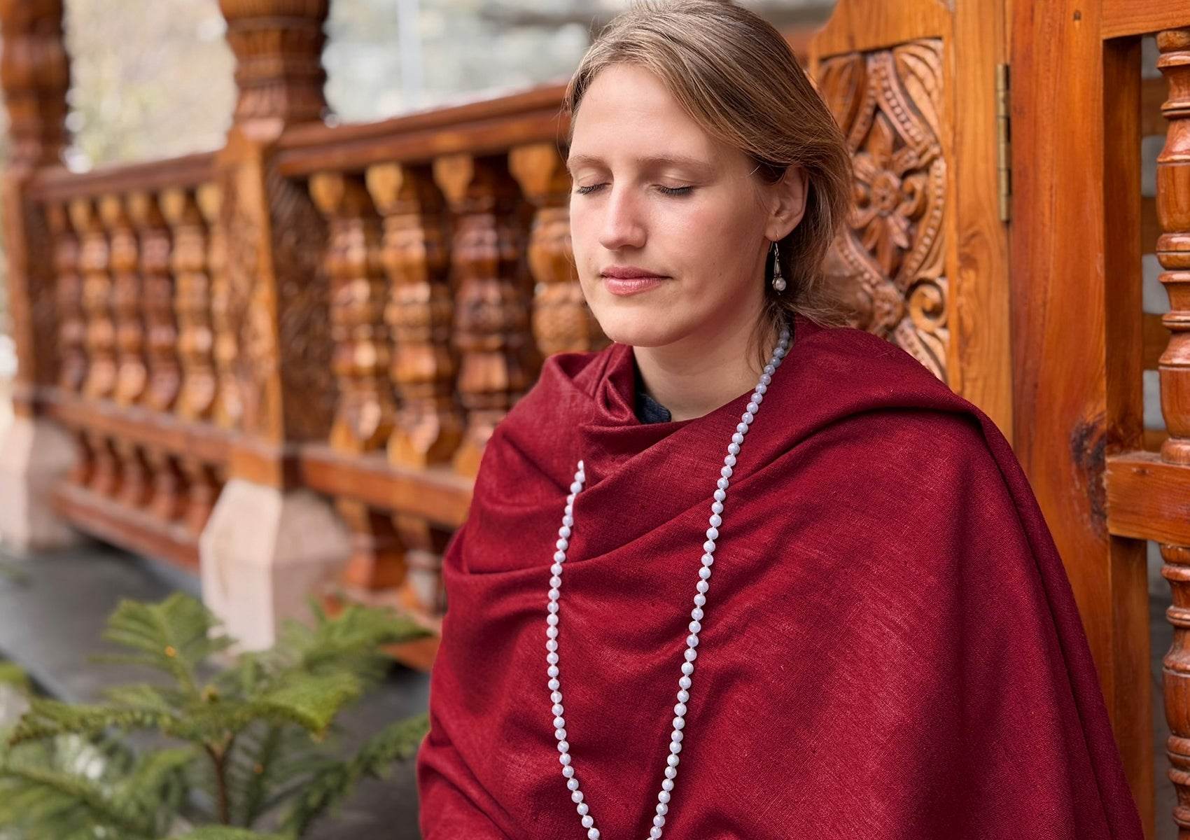 SAKSHI Different Meditation Shawl – Ahimsa Silk - Vegan, Hypoallergenic - Burgundy - Esprit de l'Himalaya