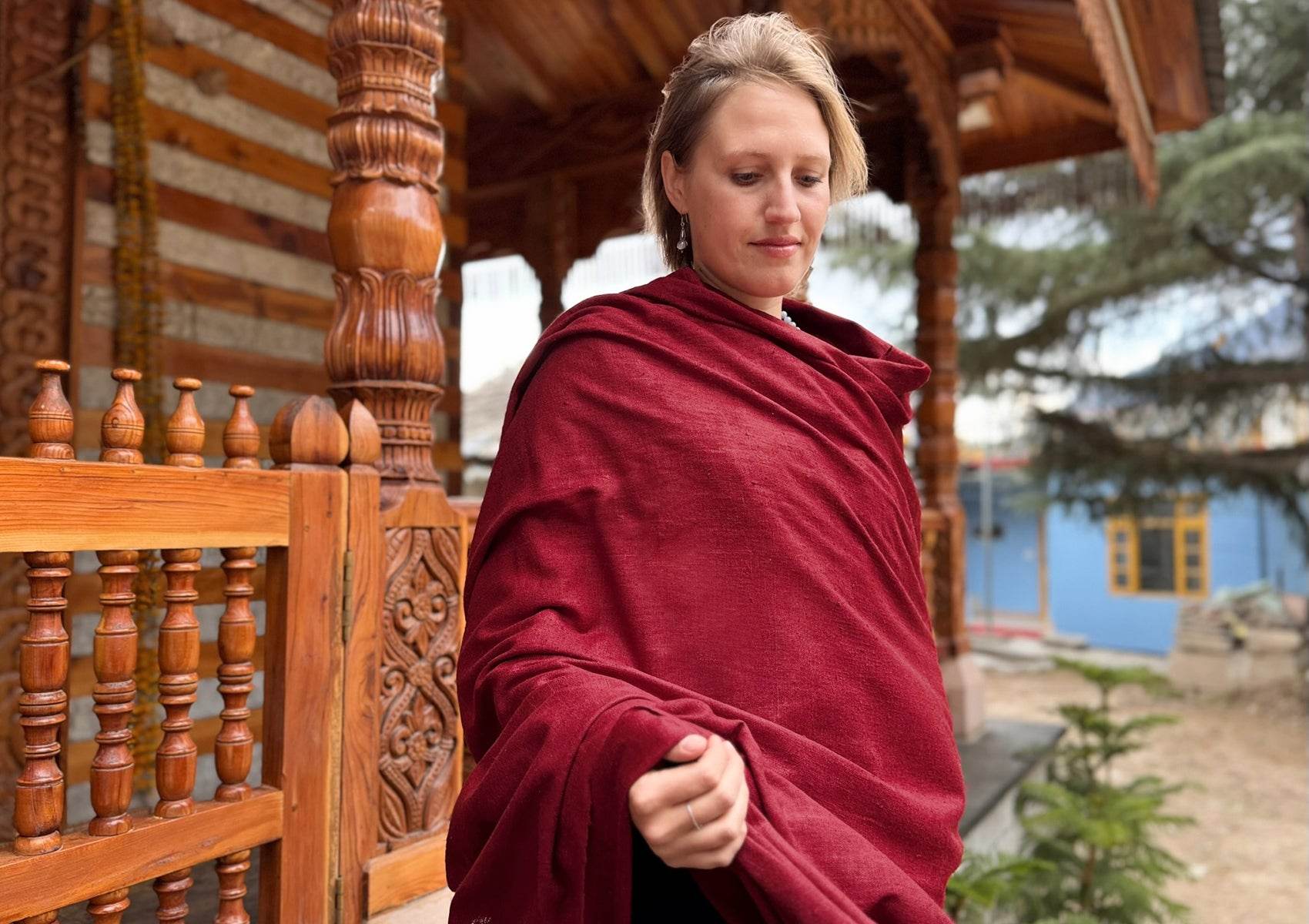 SAKSHI Different Meditation Shawl – Ahimsa Silk - Vegan, Hypoallergenic - Burgundy - Esprit de l'Himalaya
