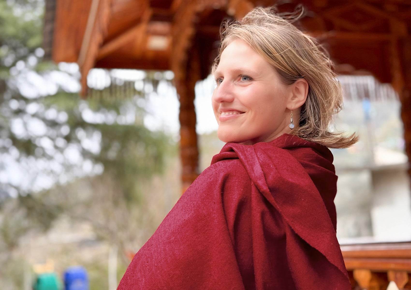 SAKSHI Different Meditation Shawl – Ahimsa Silk - Vegan, Hypoallergenic - Burgundy - Esprit de l'Himalaya