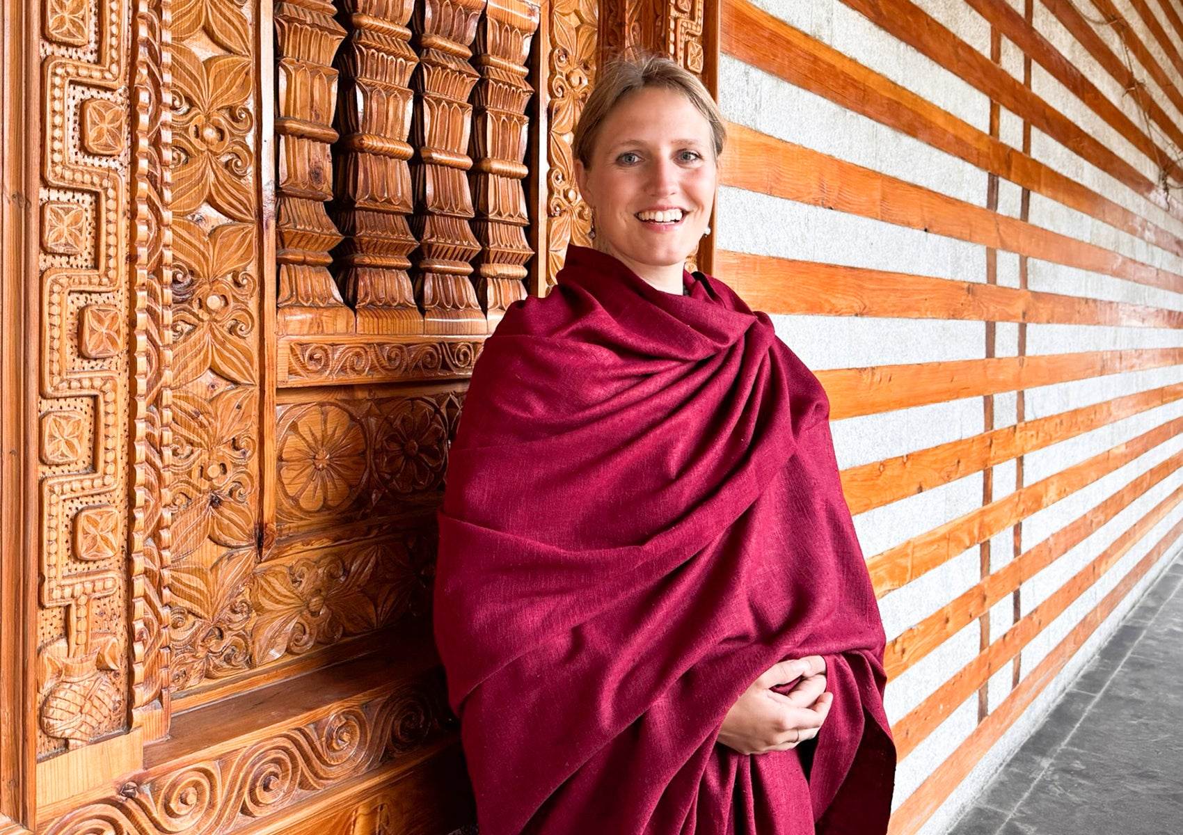 SAKSHI Different - Raw Peace Silk Large Meditation Shawl - Dark Burgundy - Esprit de l'Himalaya