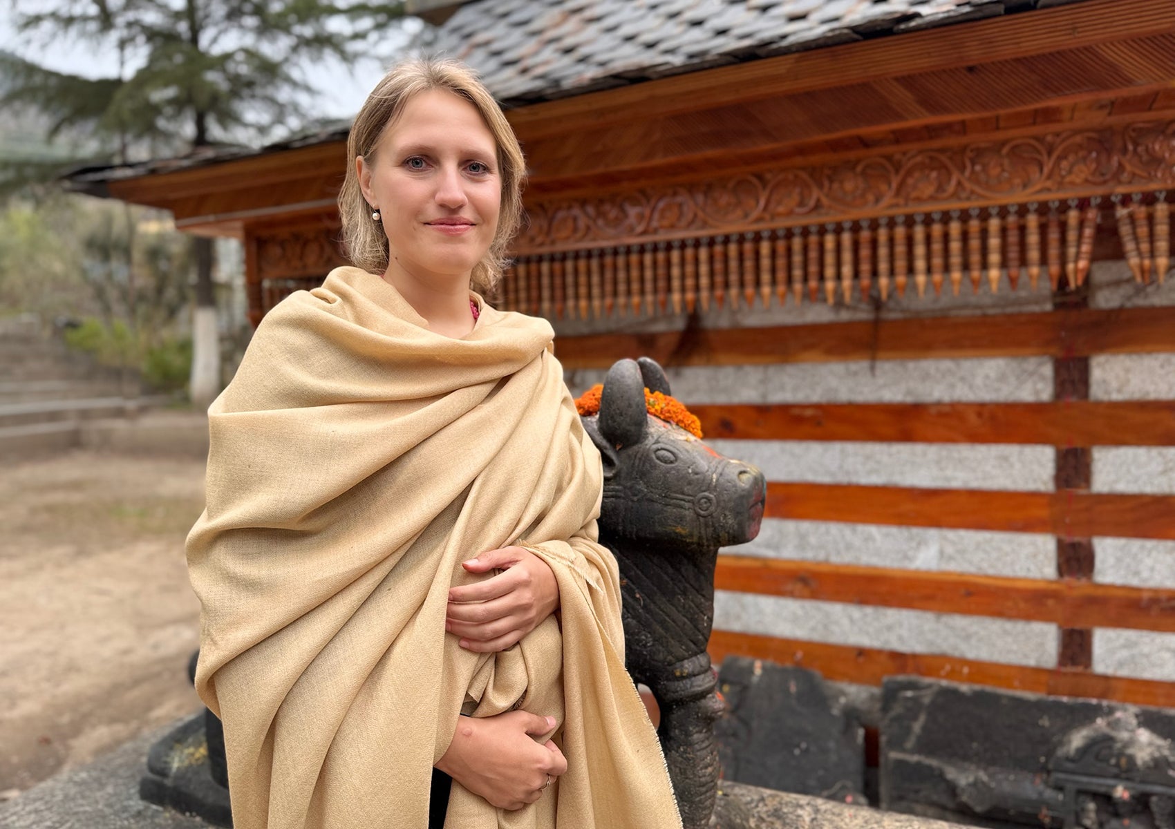 hunyata meditation shawl in beige by Esprit de l’Himalaya – elegant and natural