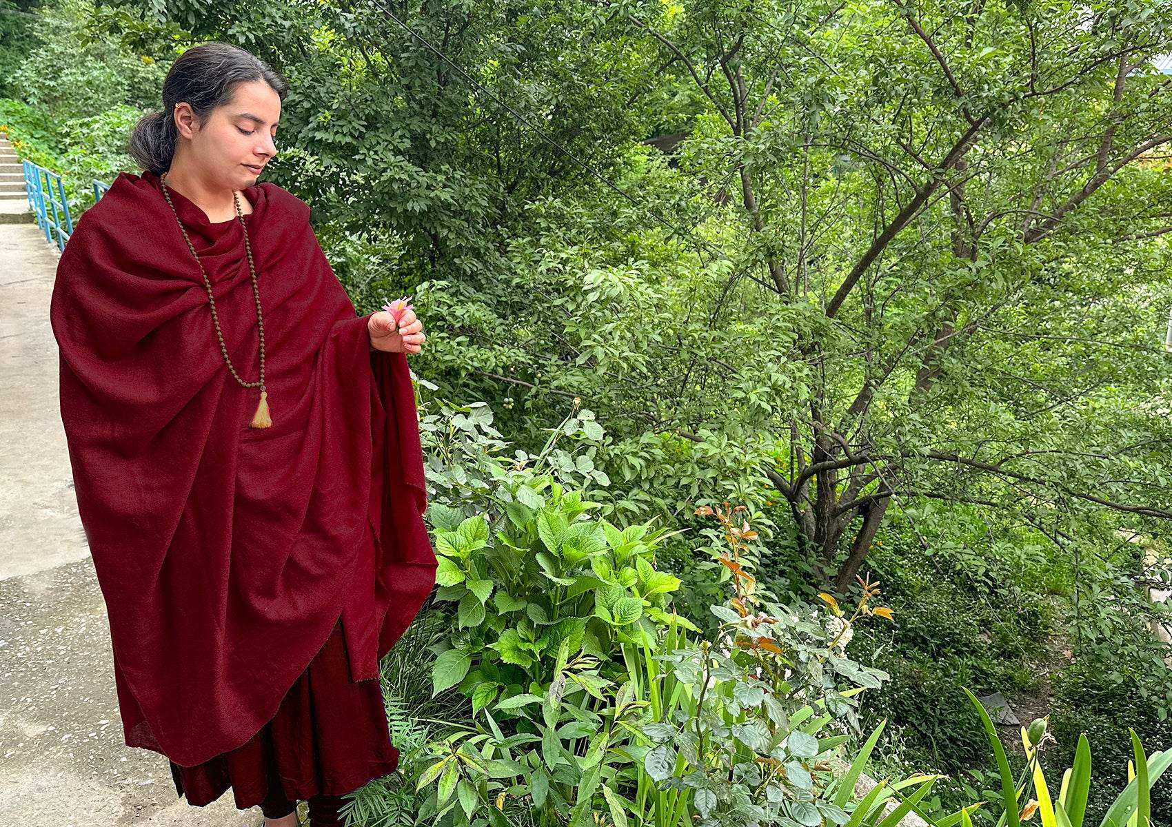SHUNYATA - Large Merino Wool Shawl - Dark Burgundy - Esprit de l'Himalaya