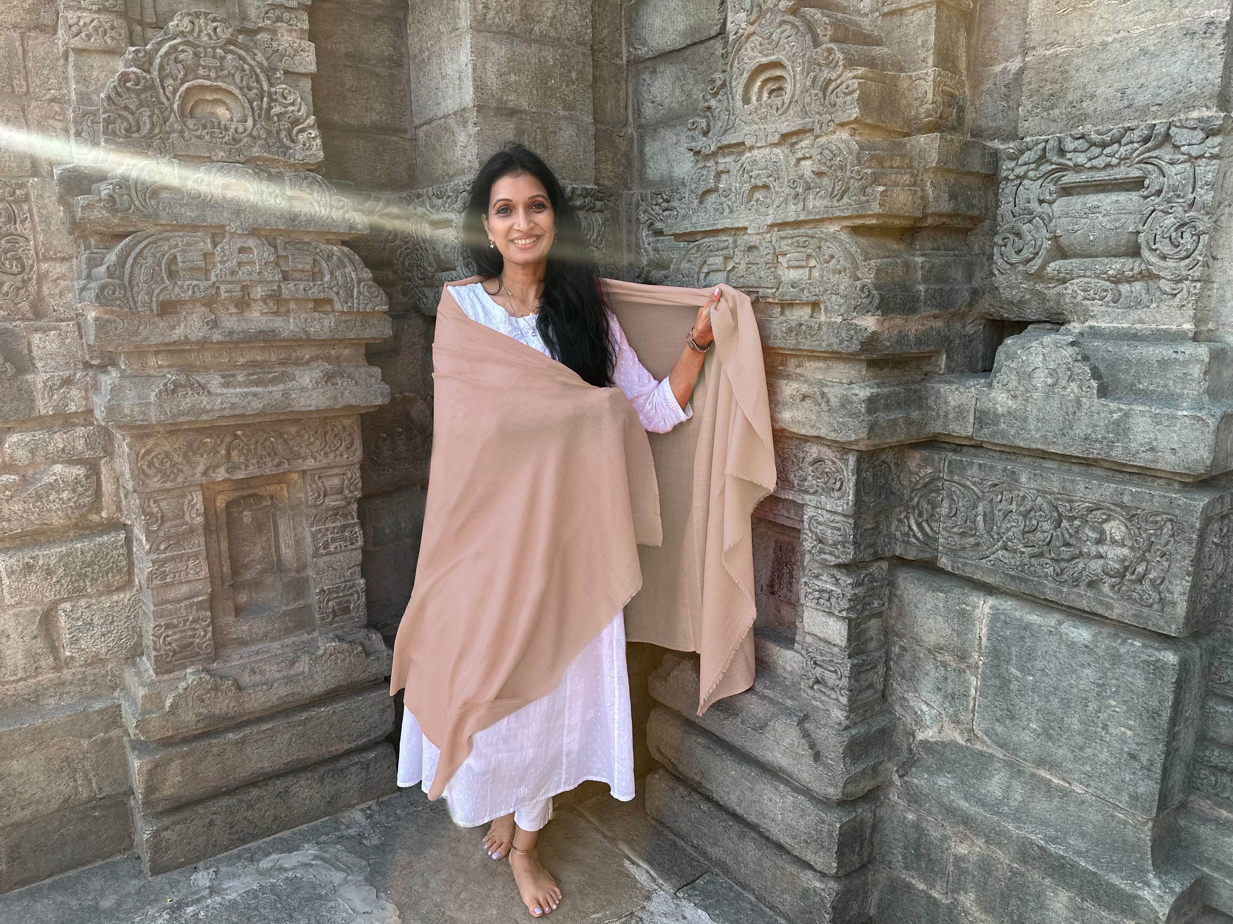SUNDARI NEW: Dusty Pink Silk & Wool Meditation Shawl – Gentle Serenity - Esprit de l'Himalaya