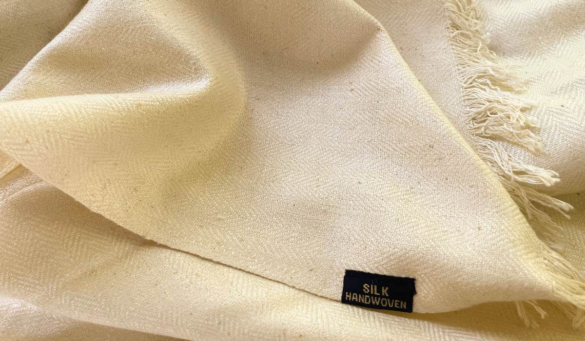 SAKSHI - Raw Silk Large Meditation Shawl - Cream - Esprit de l'Himalaya