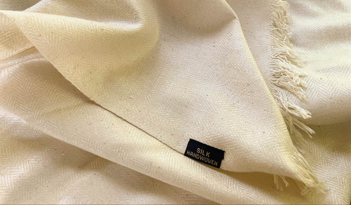 SAKSHI - Raw Silk Large Meditation Shawl - Cream - Esprit de l'Himalaya