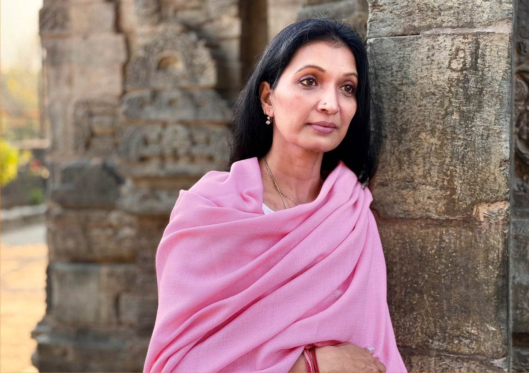 SUNDARI NEW: Elegant Silk-Wool Shawl – Pink - Meditation & Everyday Style - Esprit de l'Himalaya