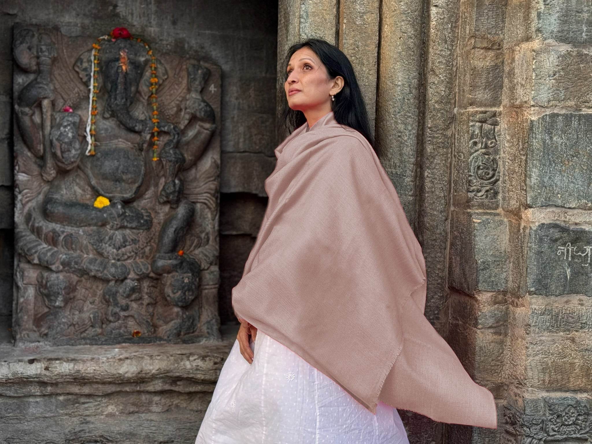 SUNDARI NEW: Dusty Pink Silk & Wool Meditation Shawl – Gentle Serenity - Esprit de l'Himalaya