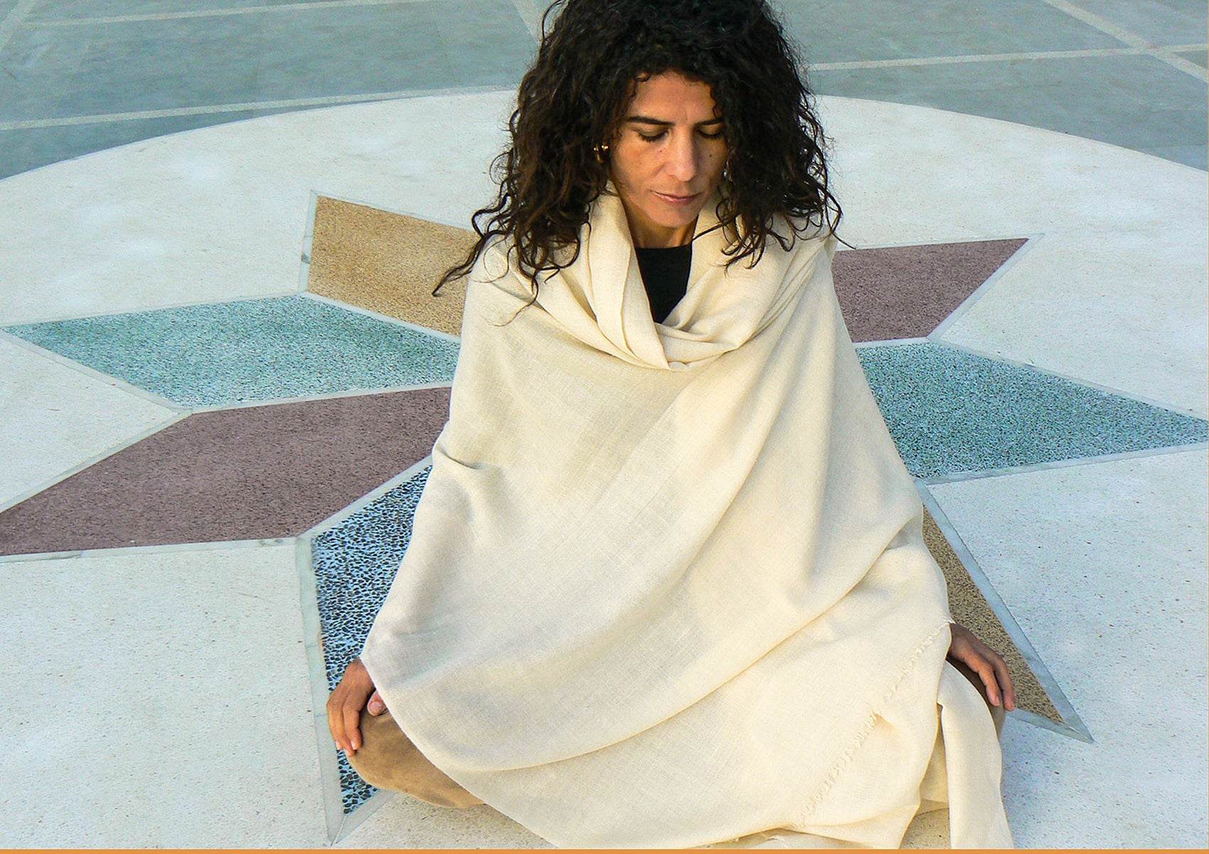 LAKSHMI - Authentic Pashmina Meditation Shawl - Cream - Esprit de l'Himalaya