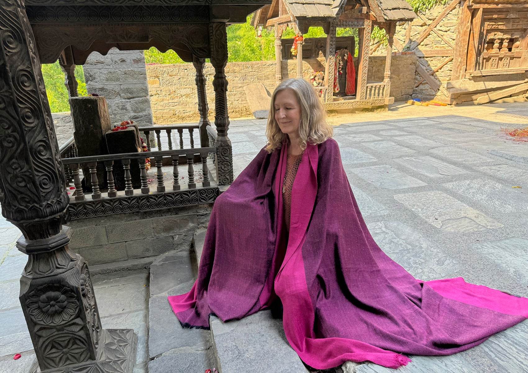 ISHWAR - Handwoven Large Meditation Shawl - Magenta - Esprit de l'Himalaya