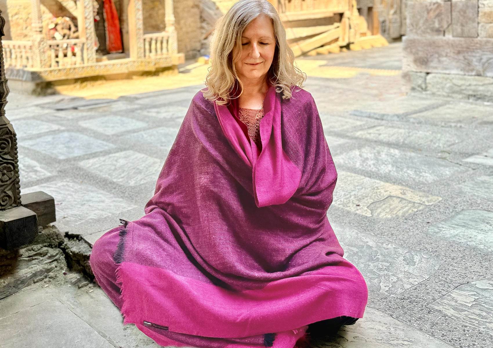 ISHWAR - Handwoven Large Meditation Shawl - Magenta - Esprit de l'Himalaya