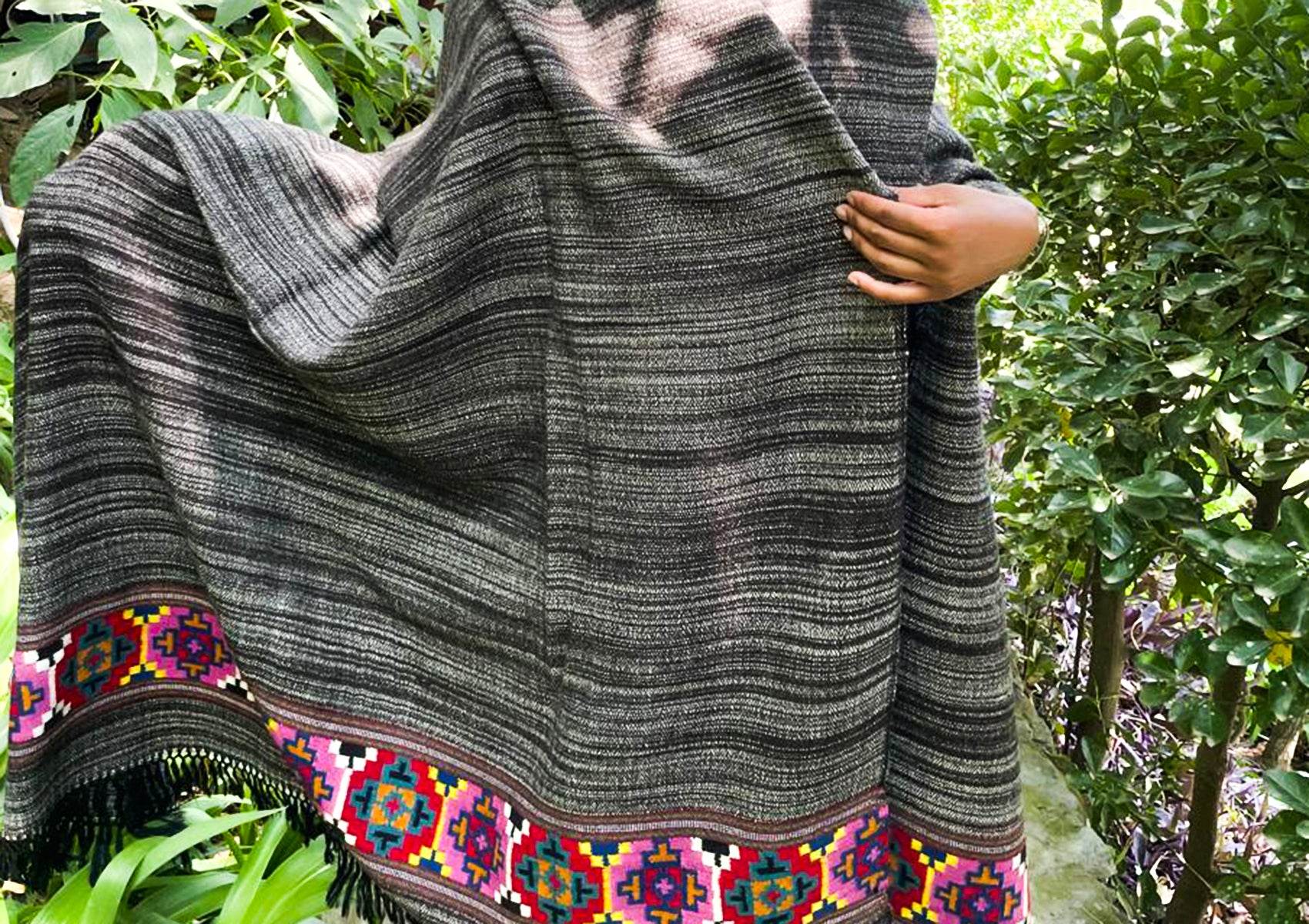 GIRISH Gulab: Rare Yak Wool Shawl | Hand-Woven Colourful Border | Himalayan Wrap - Esprit de l'Himalaya