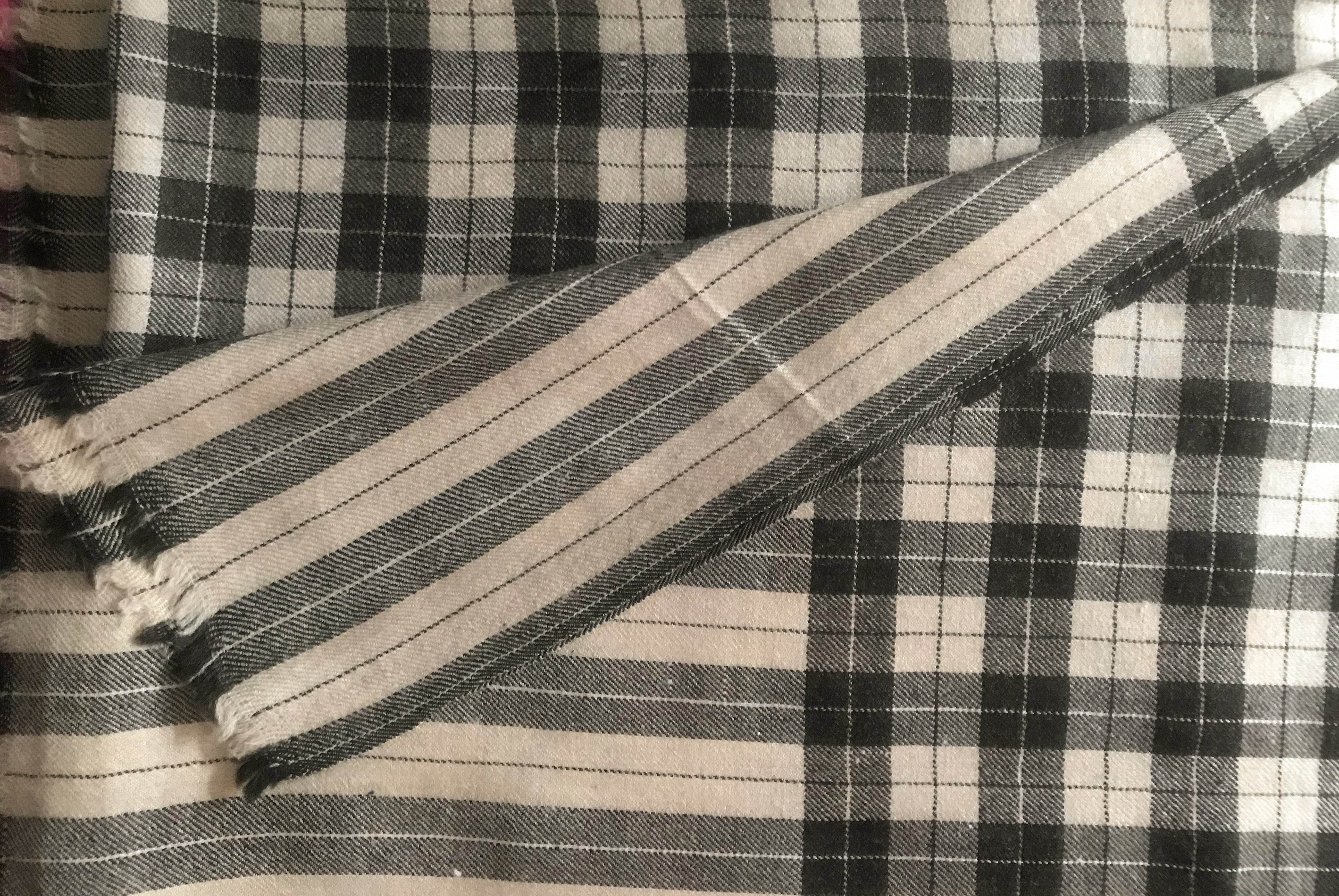 Close vue of a large Himalayan meditation shawl with checks in pashmina handwoven - Avinashi