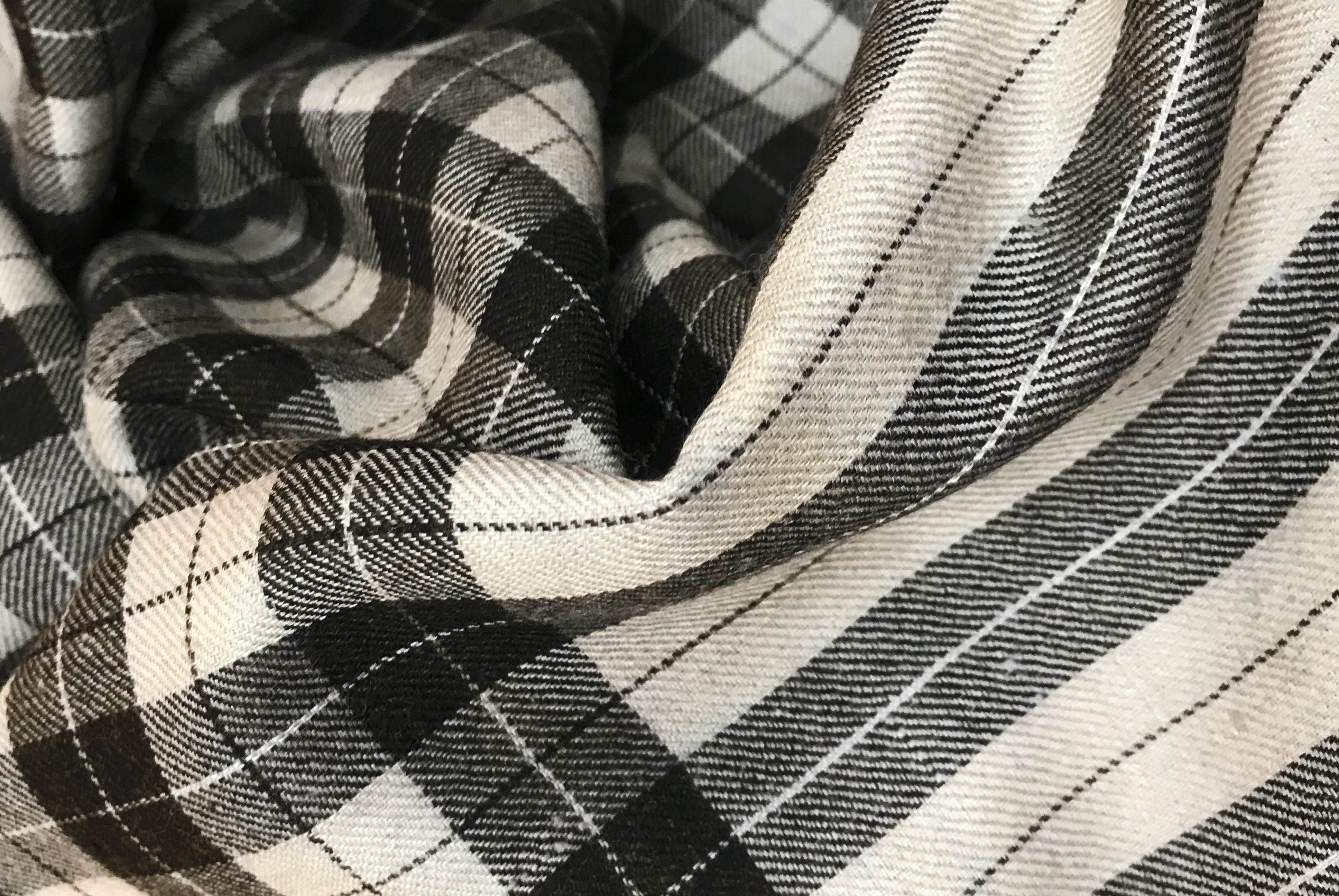 Closeup of a Himalayan meditation blanket with checks - Avinashi -Esprit de l'Himalaya.