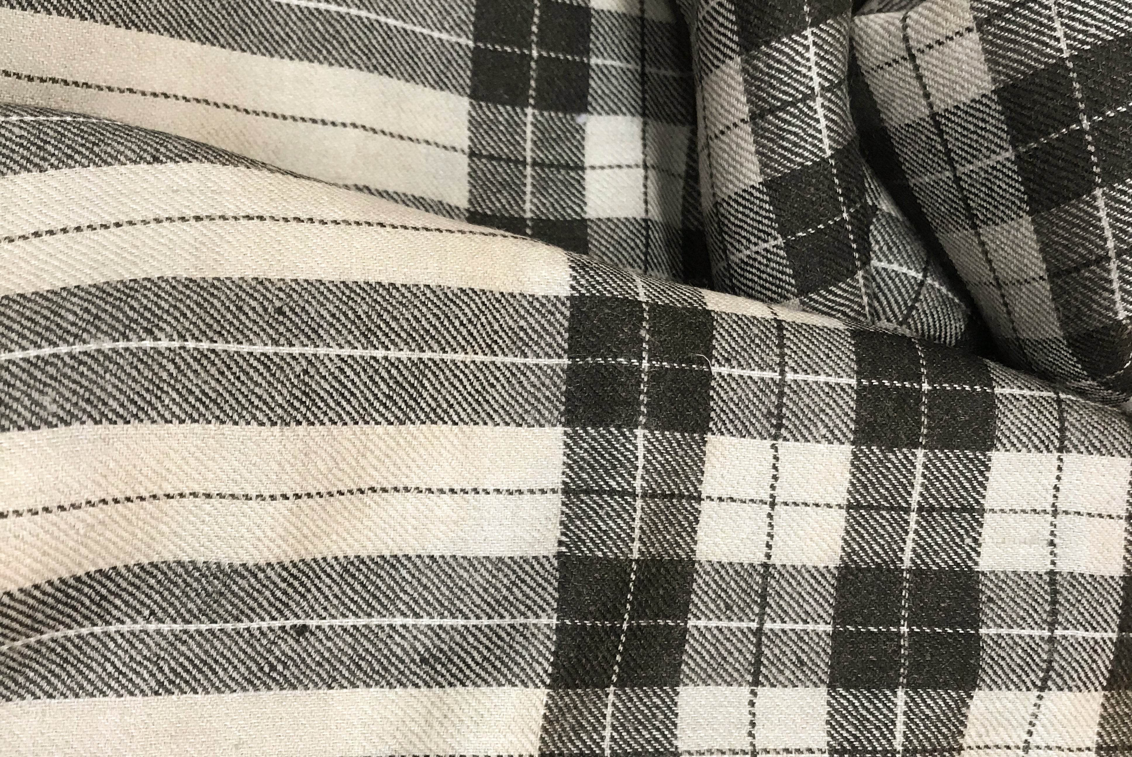 Enlarged view of a large shawl with black and cream checks in cashmere and wool - Avinashi- Esprit de l'Himalaya