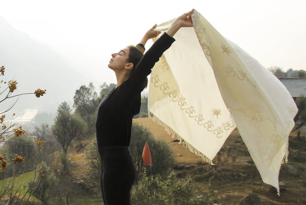 Padma Om Shawl | Embroidered OM Wool Yoga Blanket | Esprit de l'Himalaya