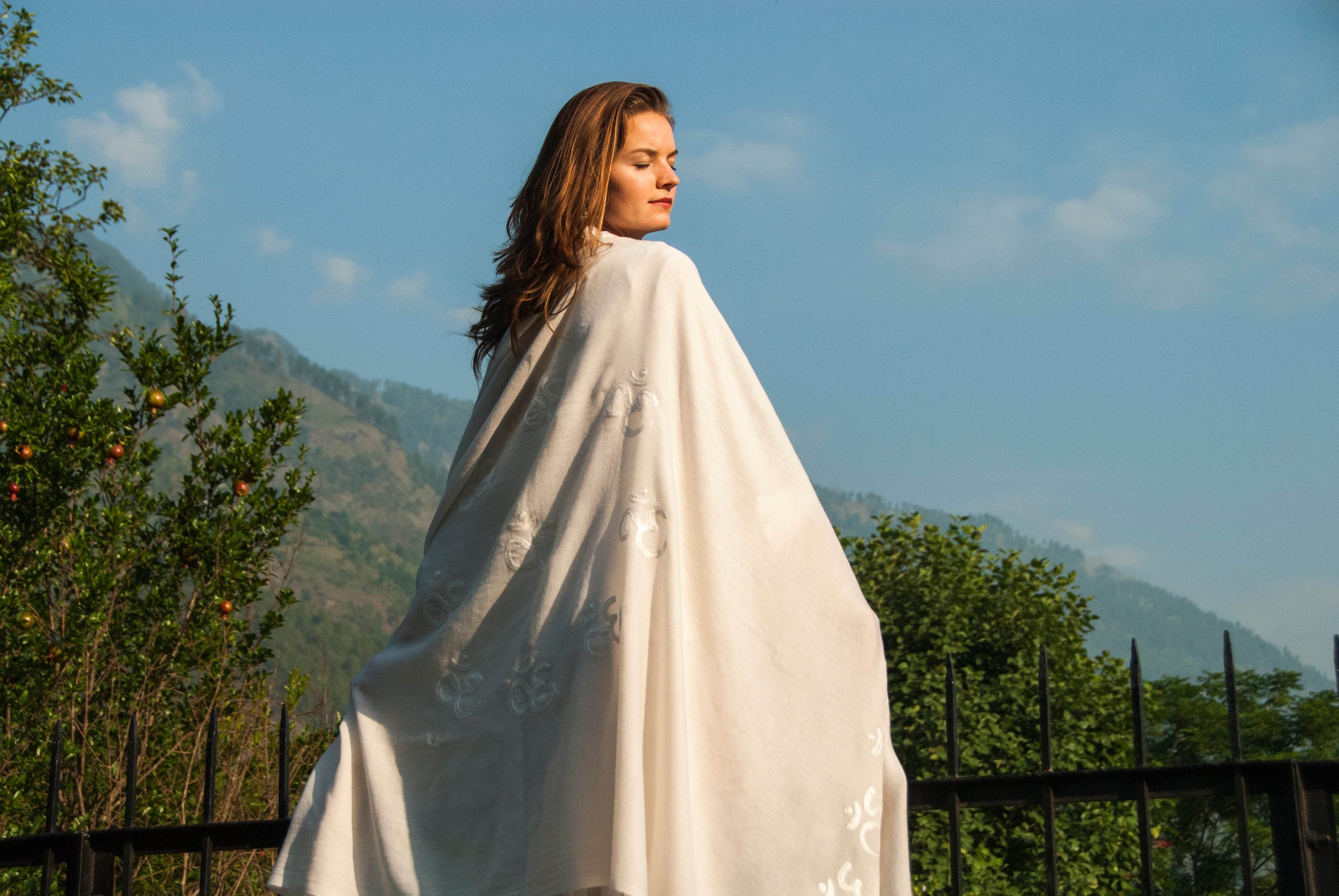 SHIV OM- Om Namah Shivaya Meditation Shawl - Cream - Esprit de l'Himalaya