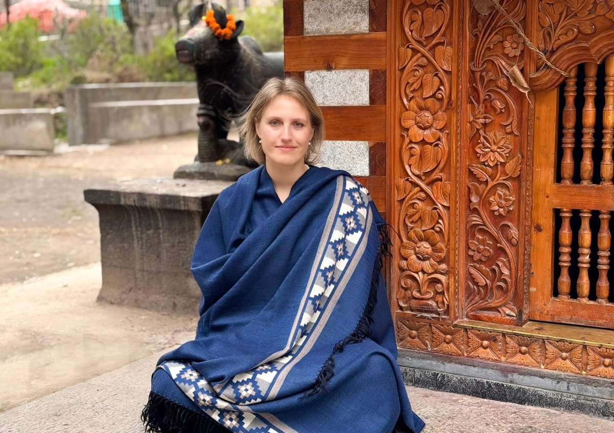 Woman meditating with the Mahadev Himalayan blue handwoven shawl with border by Esprit de l’Himalaya.
