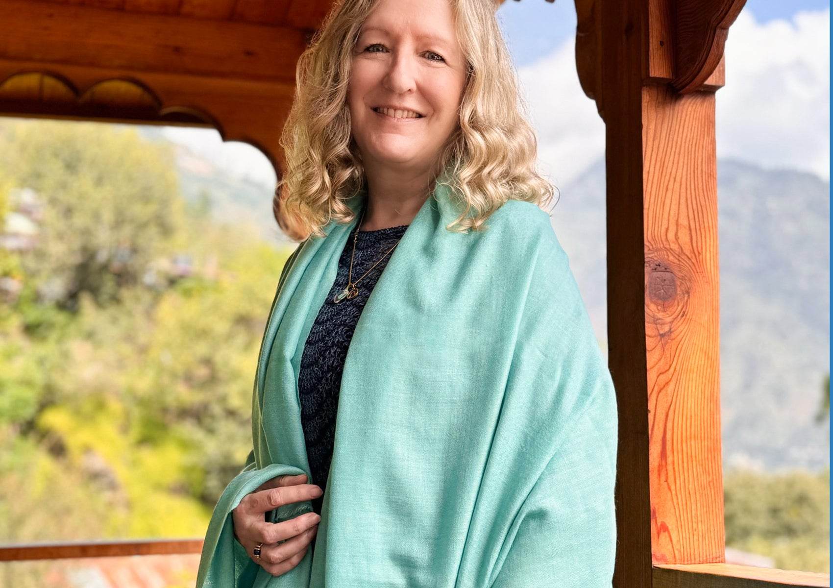LAKSHMI SUPREME - Authentic Pashmina Meditation Shawl - Aqua-Blue - Esprit de l'Himalaya