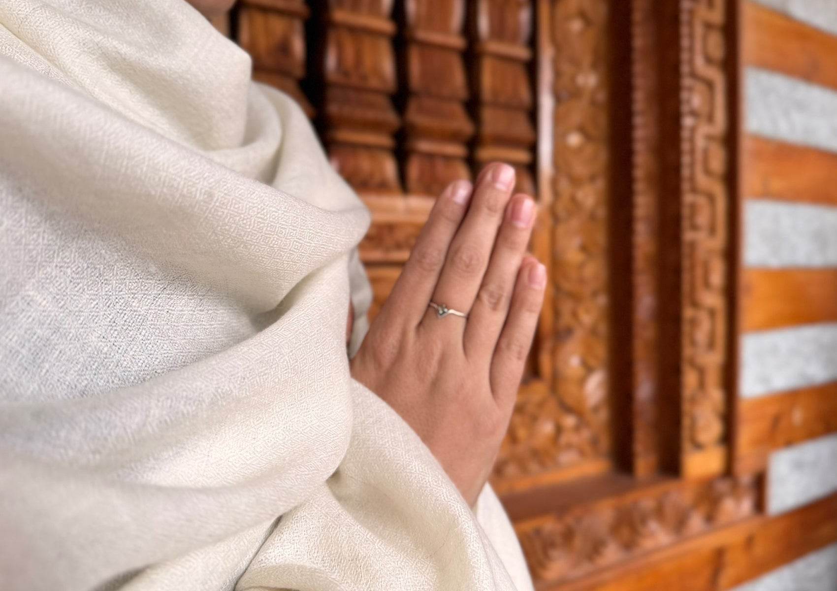 Lakshmi Suprême Crème – Châle de méditation en Pur Pashmina du Ladakh 