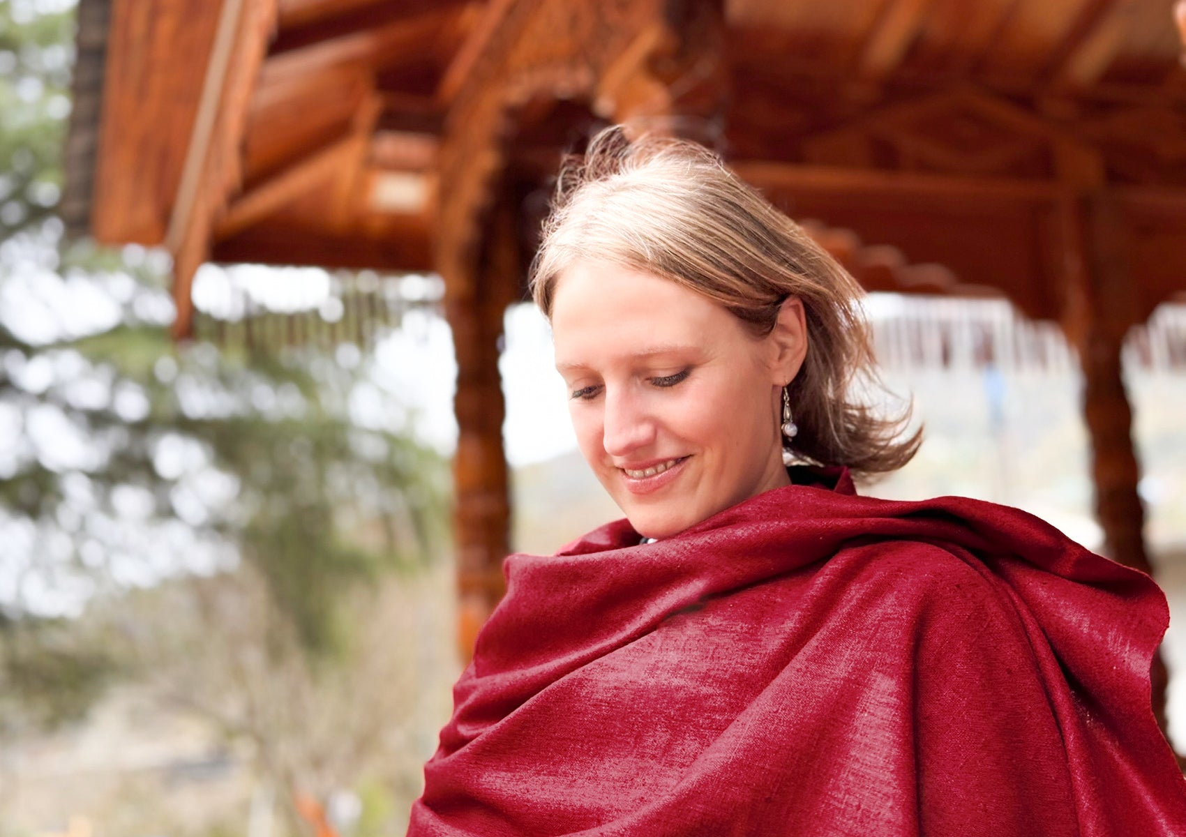 SAKSHI Different Meditation Shawl – Ahimsa Silk - Vegan, Hypoallergenic - Burgundy
